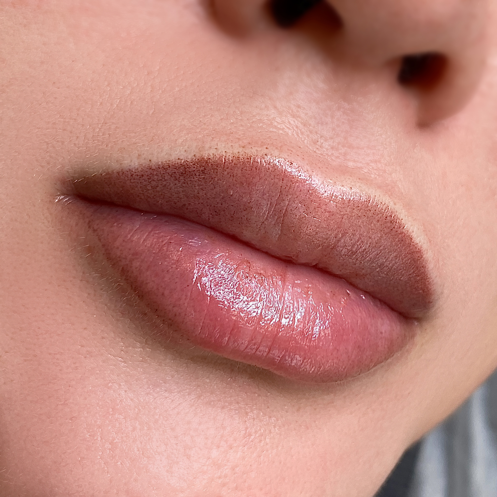 Перманентный макияж губ цвета на губах